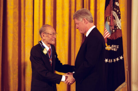 Bill Clinton awards Fred Korematsu the Presidential Medal of Freedom